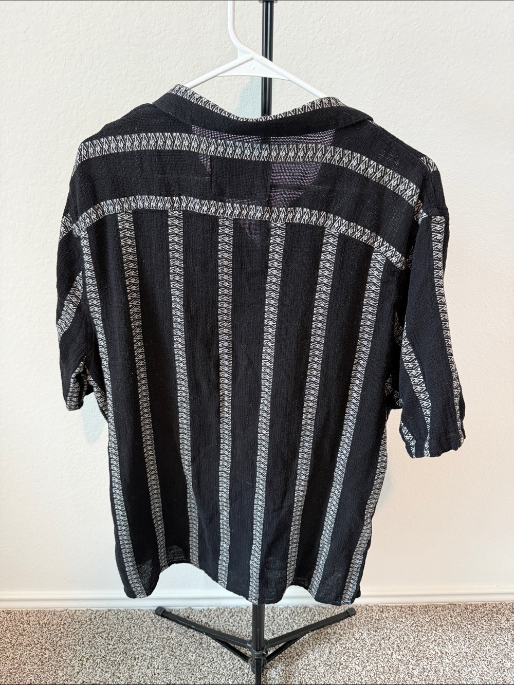 🌿 Hollister Black Short-Sleeve Button-Up with White Vertical Stripes - Picture 4 of 4